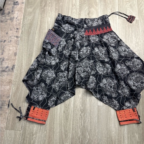 artesanal Other - Black and Red Patterned Harem Pants